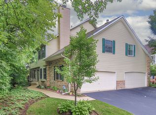 1388 Laurel Oaks Dr, Streamwood, IL 60107
