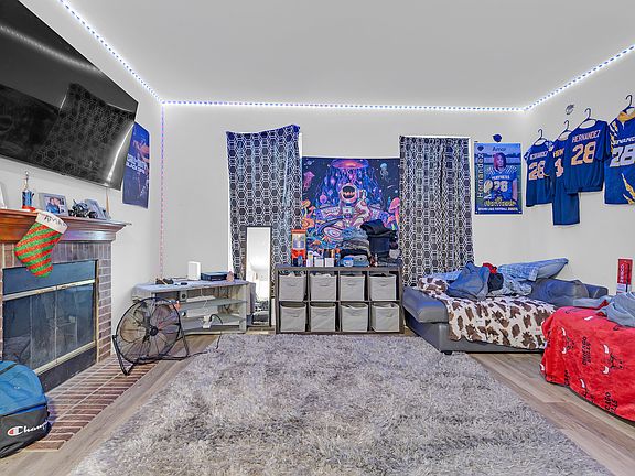 4th image of 212 S Tanglewood Ct