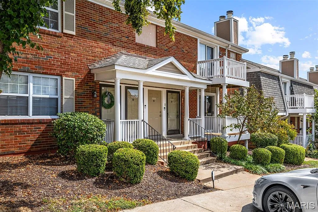2 bed, 1.0 bath, 956 sqft, $1,600 — Photo 2
