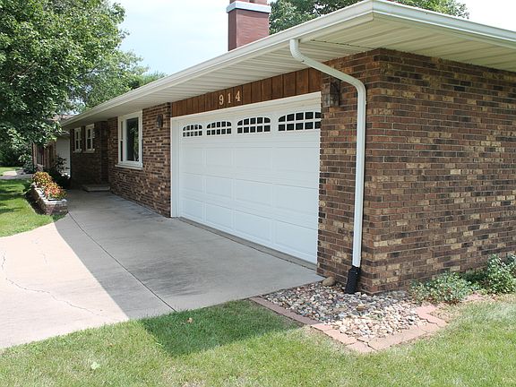 2nd image of 914 Cherry Dr