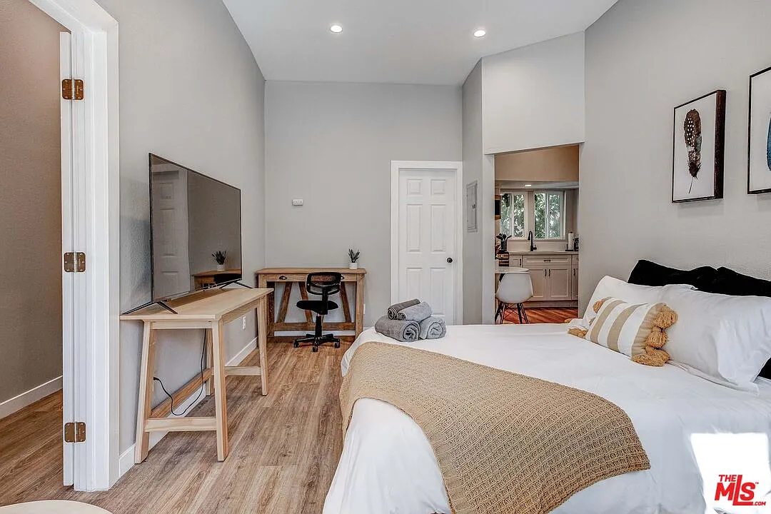 2 bed, 1.0 bath, 995 sqft, $2,400 — Photo 4