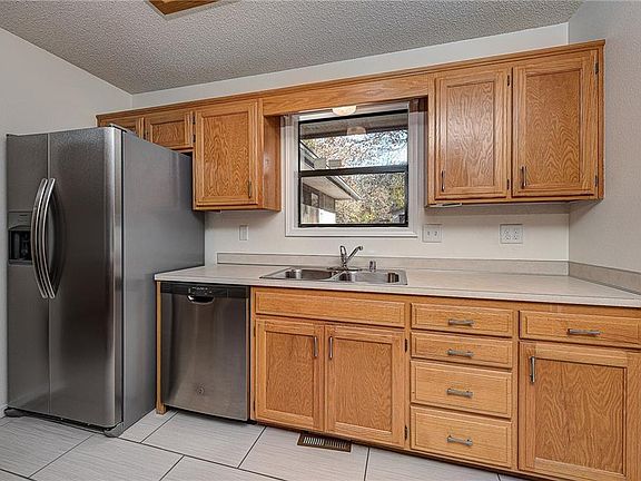 4th image of 14 Evans Ln