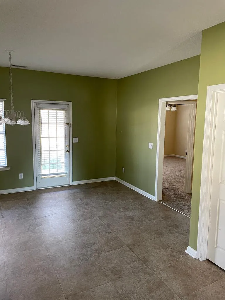 3 bed, 1107 sqft, $1,300 — Photo 2