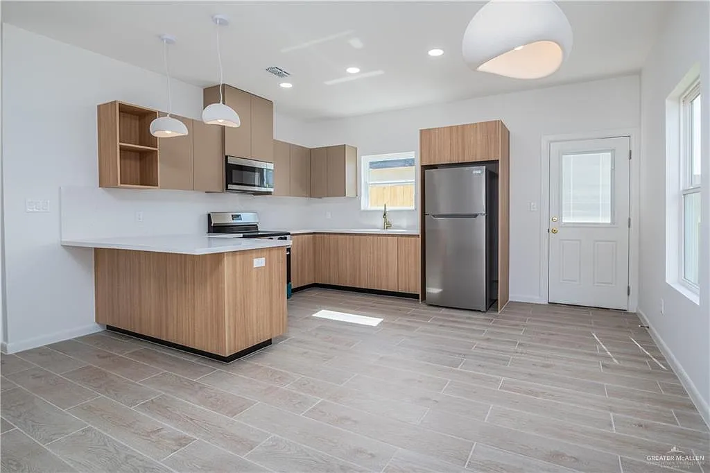 3 bed, 2.0 bath, 1000 sqft, $1,350 — Photo 4