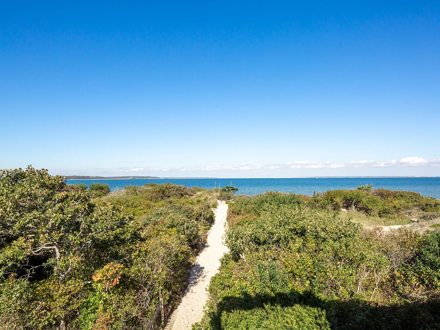Waterfront Modern on the Beach — Photo 4