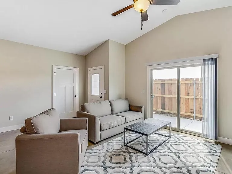 6429 S Vassar Ave — Photo 3