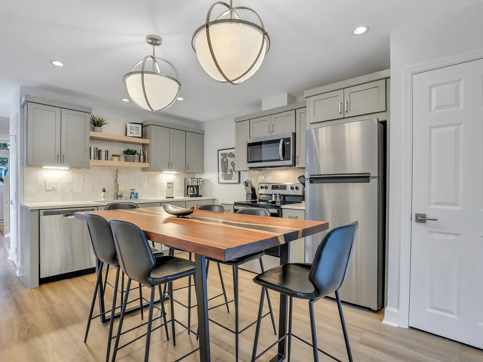 2 bed, 2.5 bath, 960 sqft, $4,000 — Photo 2
