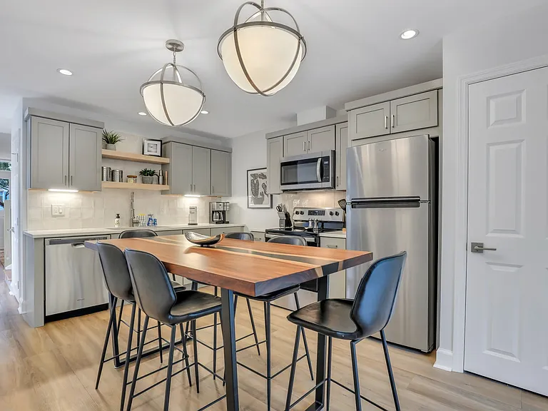 101 E Gaston St #1A — Photo 2