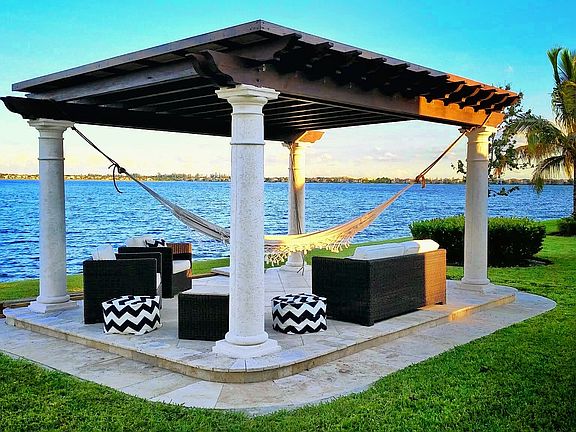 Backyard Pergola Launge