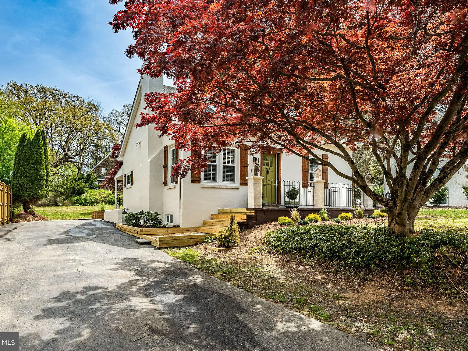 4 bed, 2.0 bath, 2200 sqft, $4,100 — Photo 1