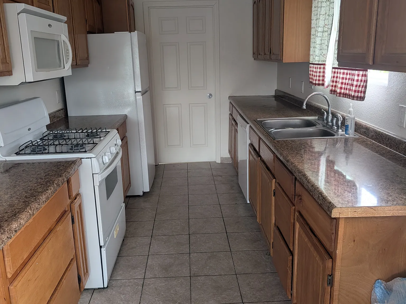 3 bed, 950 sqft, $1,450 — Photo 1