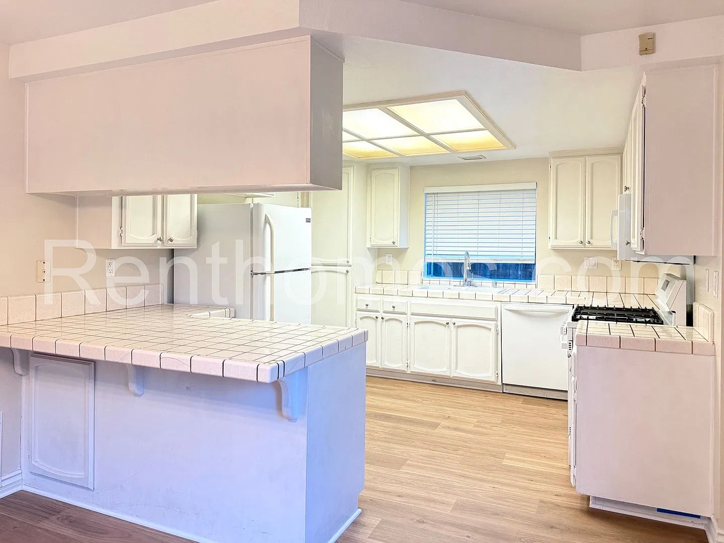 Carmel Mt Ranch, 10222 Rancho Carmel Dr, Gated, AC, Fireplace, 2 Car Garage. — Photo 4