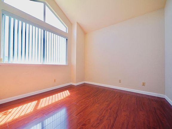 5th image of 903 Stone Glen Ct