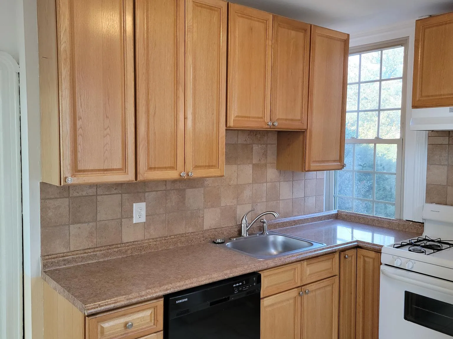 2 bed, 720 sqft, $1,900 — Photo 2