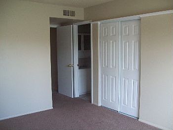 4th image of 2320 W Paradise Dr