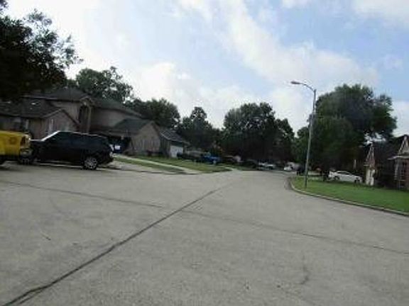 Exterior Neighborhood (street photo)