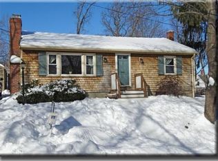 8 Woodlawn St, Amesbury, MA 01913