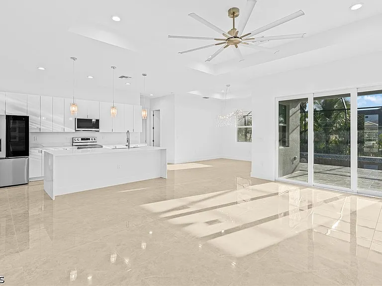 821 NW 37th Pl — Photo 10