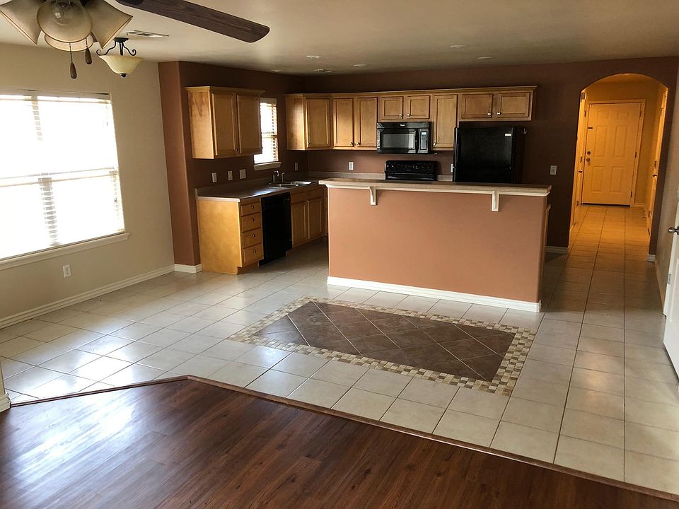 2nd image of 924 Oakwood Ln