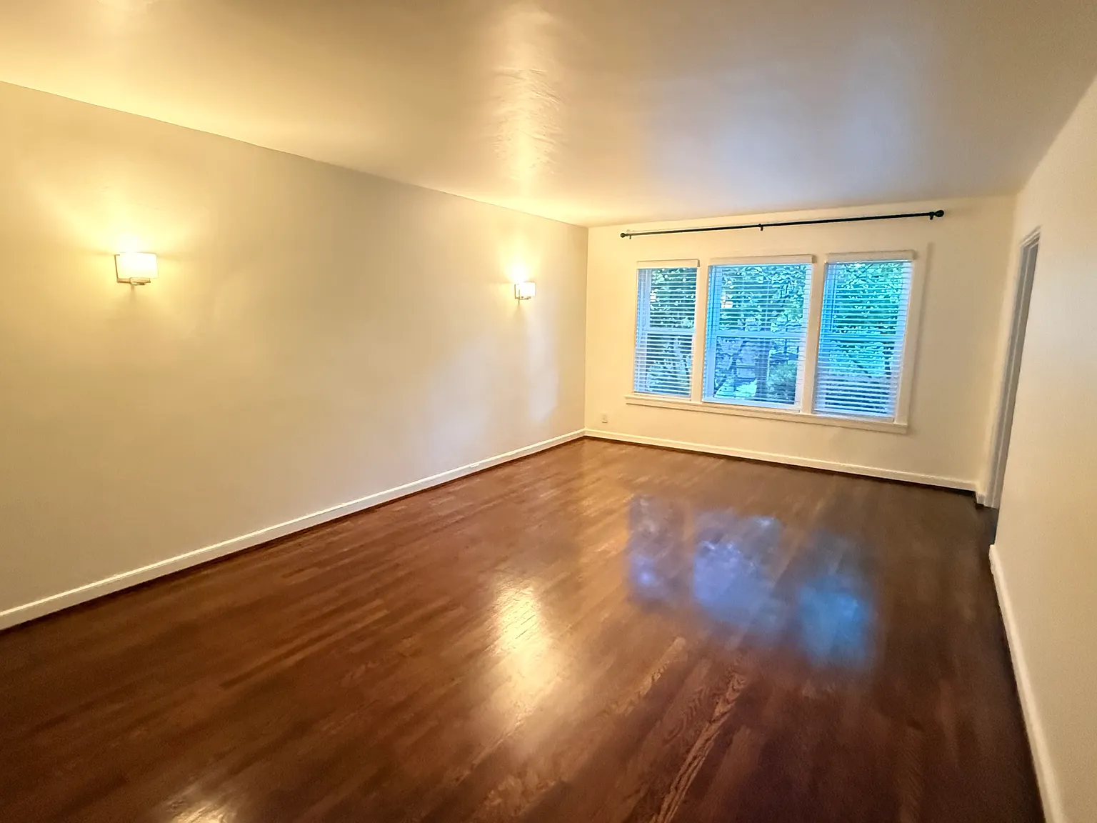 421 Summit Ave E — Photo 4