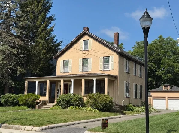 92 Walnut St, Clinton, MA 01510