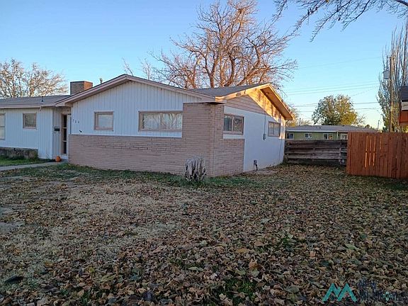 4th image of 704 S Heights Dr