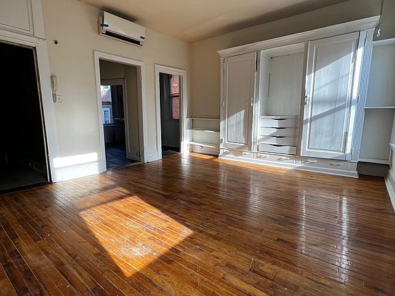 4th image of 2113 Spring Garden St APT 2F