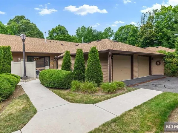 224 Mountainview Dr, Mahwah, NJ 07430