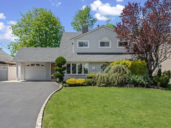 34 Blackbird Lane, Levittown, NY 11756