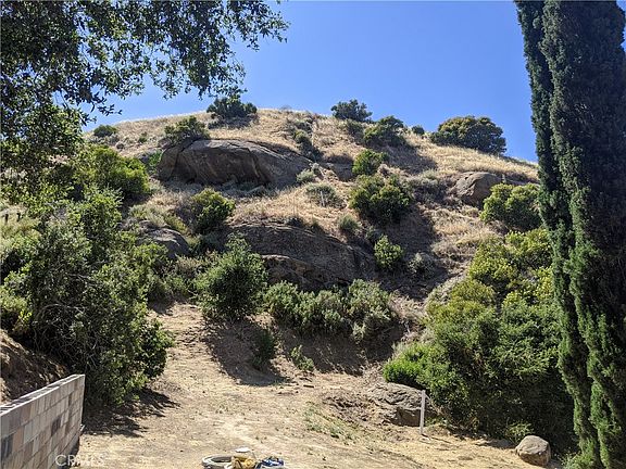 5th image of 1036 Loma Ln