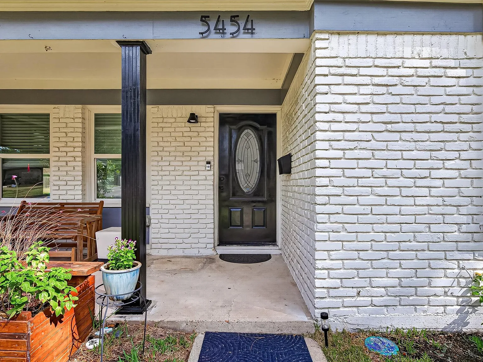 3 bed, 2.0 bath, 1264 sqft, $2,400 — Photo 2