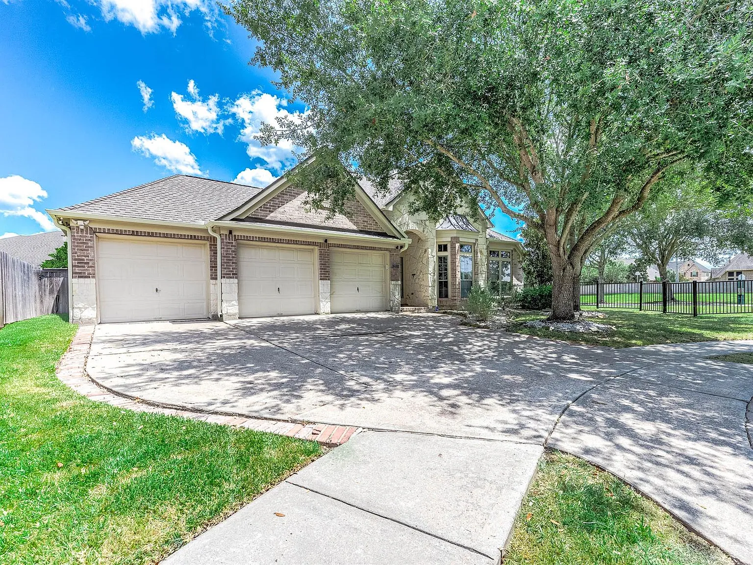 4 bed, 2.0 bath, 2813 sqft, $3,100 — Photo 1