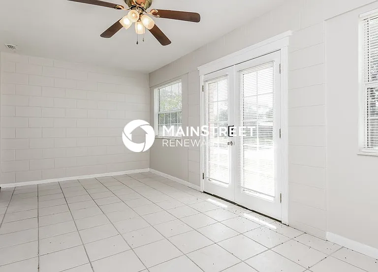 1660 Thoreau St — Photo 4