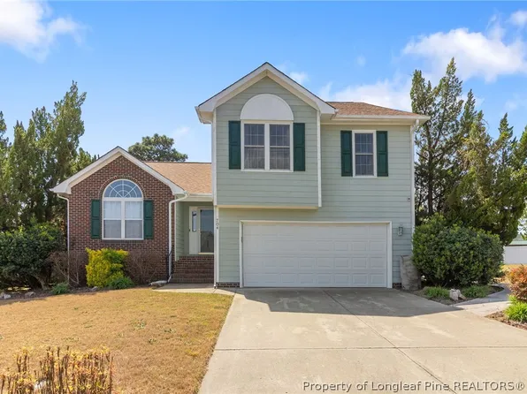 704 Fairbluff Dr, Hope Mills, NC 28348