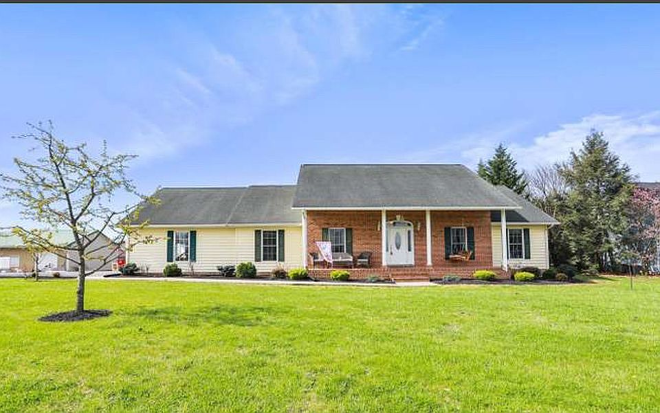 2nd image of 2152 Nadenbousch Ln