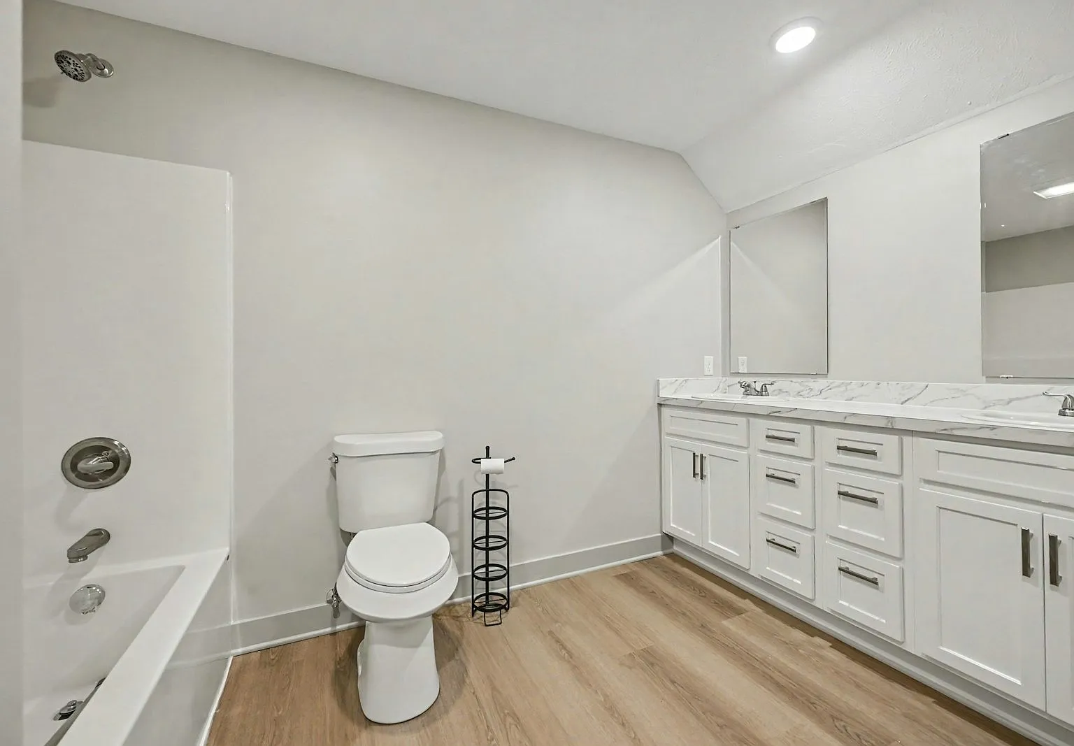 201 Monroe Street, Unit 2 — Photo 4