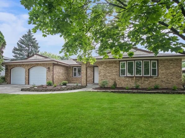 121 S Knollwood Dr, Schaumburg, IL 60193