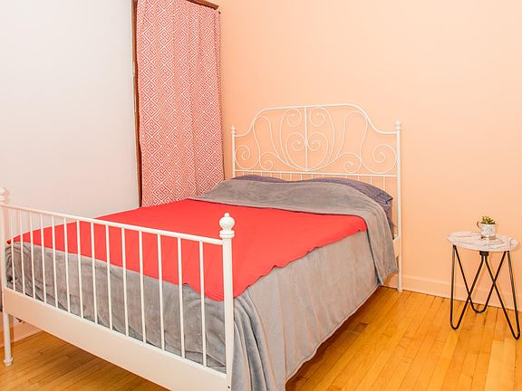 5th image of 1054 N Leavitt St #1