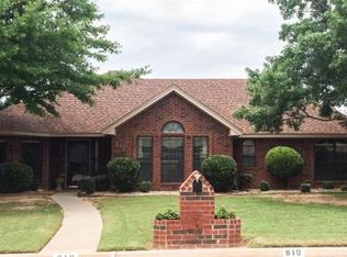 810 Arapaho Dr, Burkburnett, TX 76354