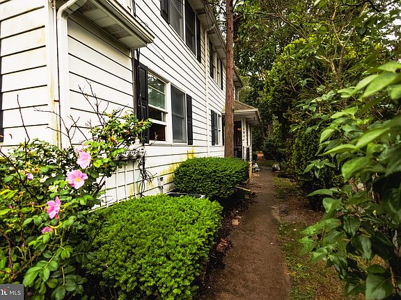 4th image of 213 Laurel Ave #B