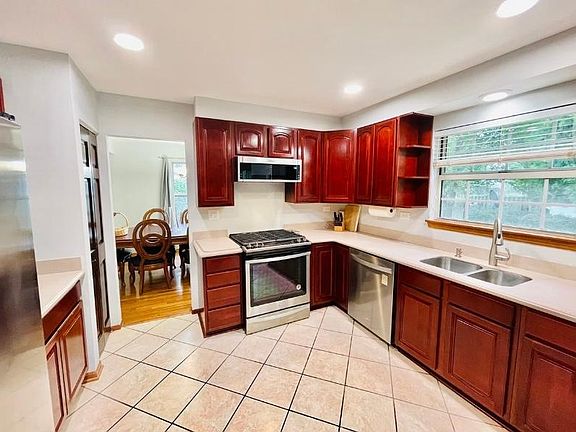 4th image of 501 W Streamwood Blvd