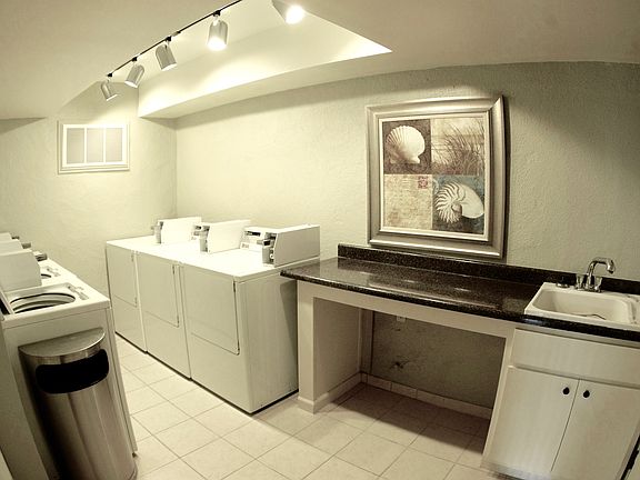 4th image of 307 Montana Ave #405