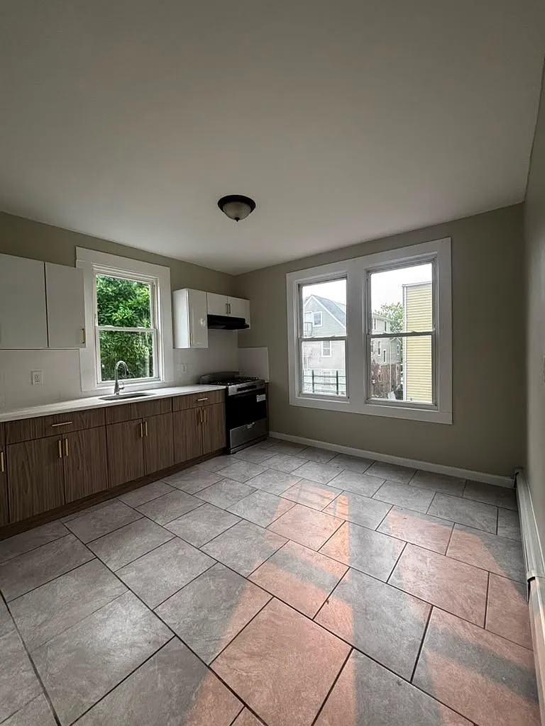 4 bed, 1200 sqft, $2,595 — Photo 2