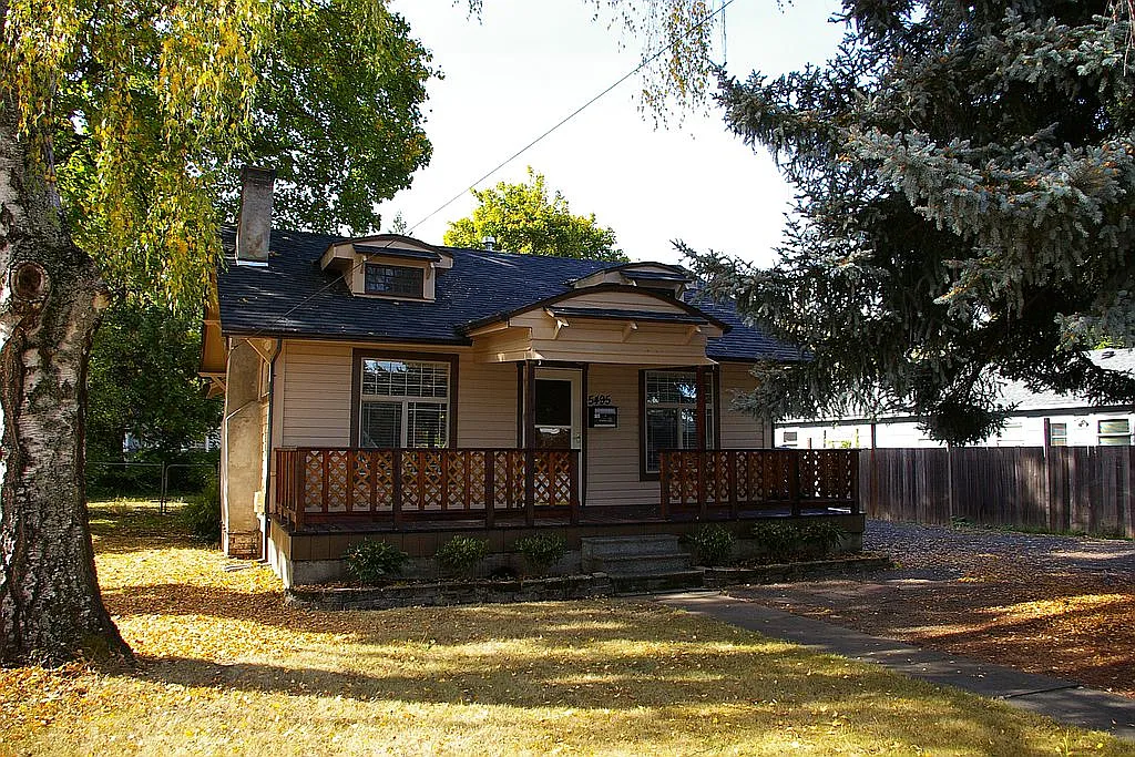 5495 SW Watson Ave photo 1