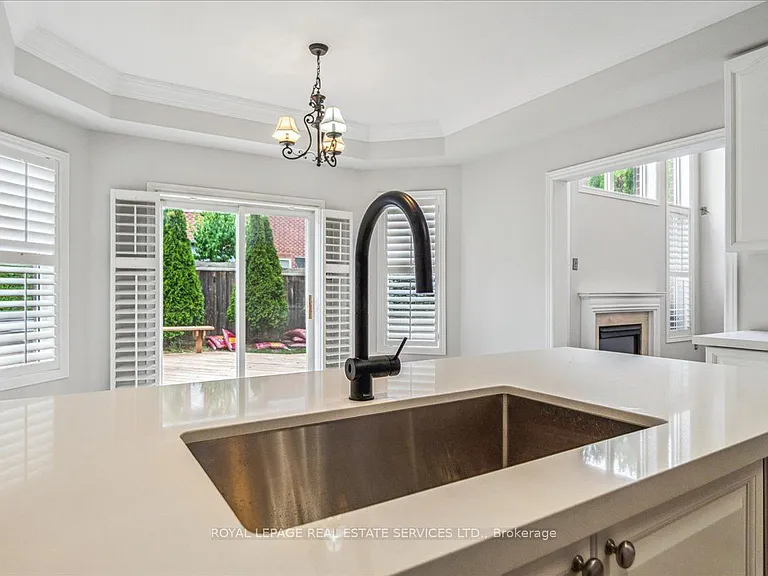 54 Stonebrook Cres — Photo 15