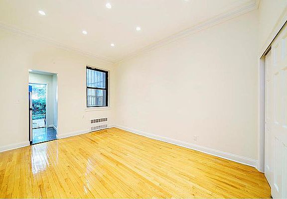 4th image of 209 E 76th St #1C