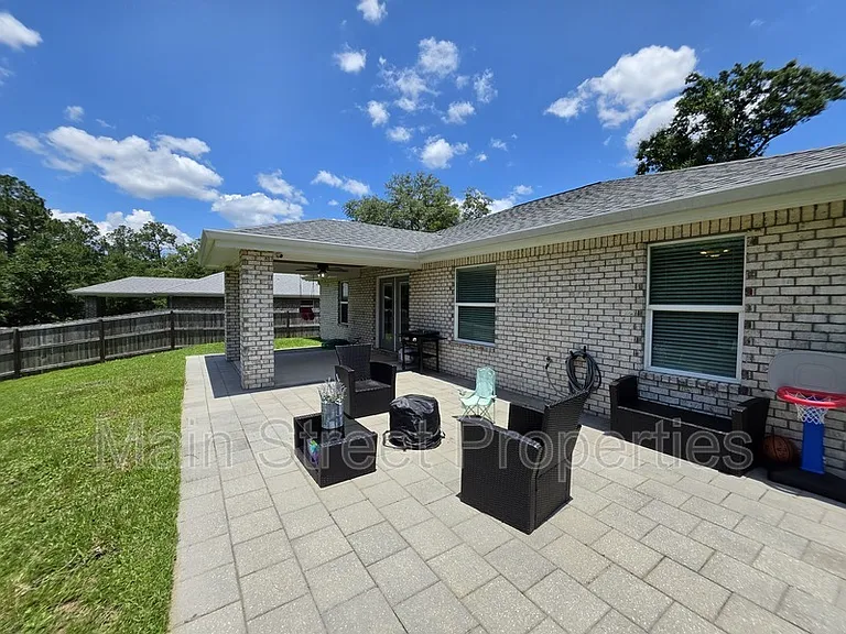 5565 Riviera Dr — Photo 21