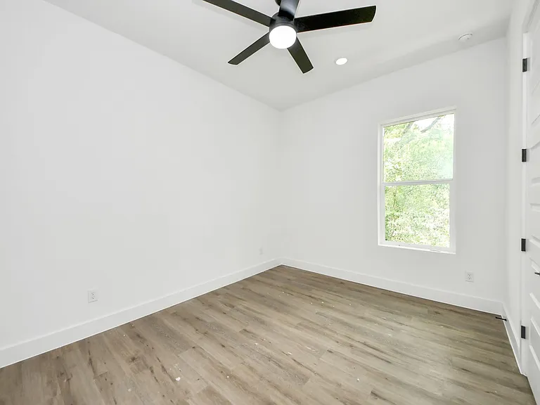 8313 Venus St — Photo 31