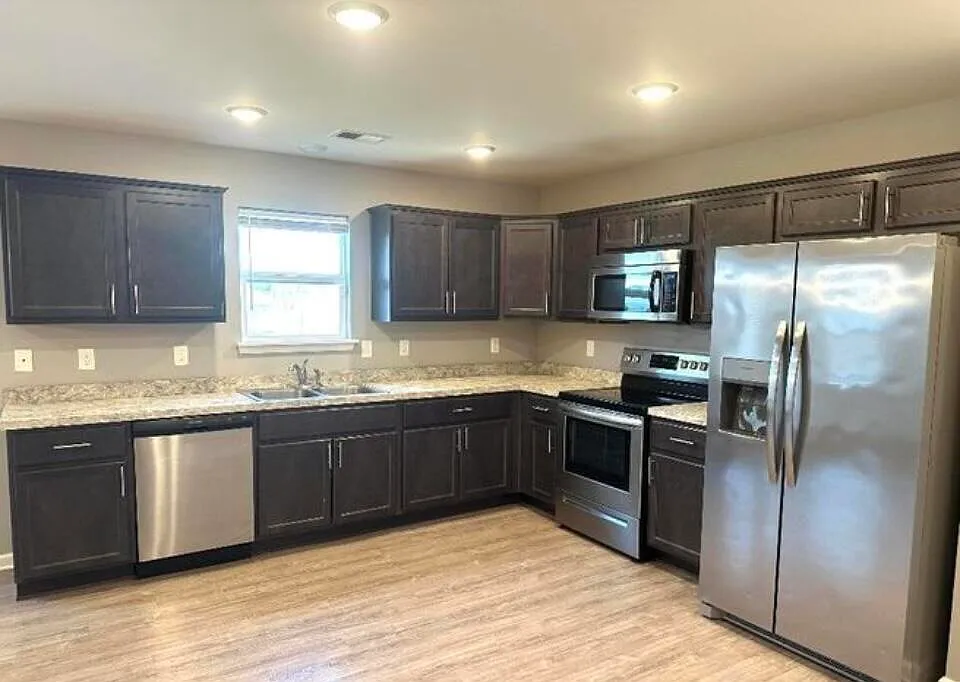 4 bed, 2.5 bath, 2344 sqft, $2,600 — Photo 2