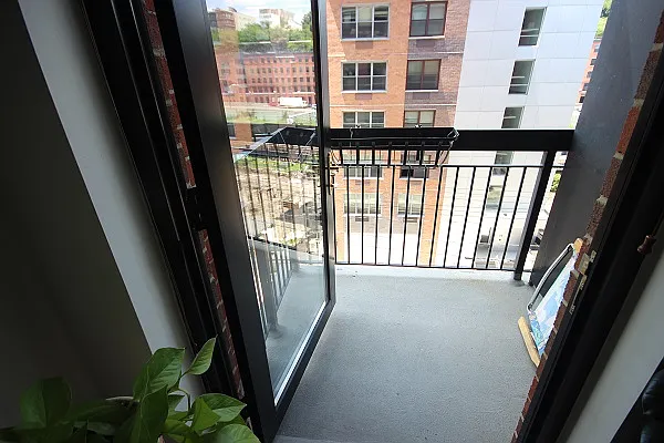 Studio, 700 sqft, $2,700 — Photo 4